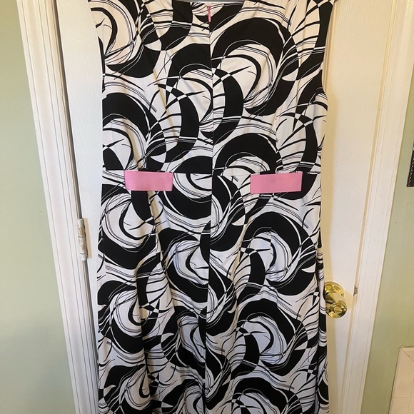 Avenue Elegant Black and White Patterned Dress with Pink Accents Plus size - Picture 2 of 3
